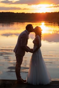 Brautpaar in der Abendsonne